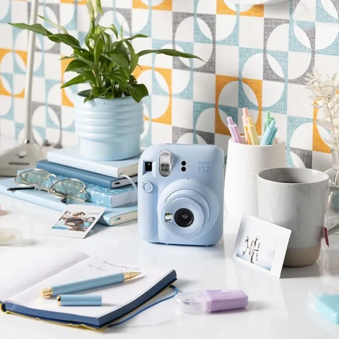 ⁦كاميرا Fujifilm Instax Mini 12 2023 الفورية الجديدة متعددة الألوان⁩ - الصورة ⁦2⁩