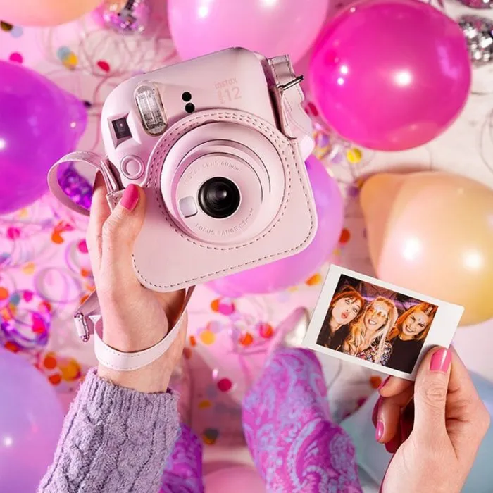 ⁦كاميرا Fujifilm Instax Mini 12 2023 الفورية الجديدة متعددة الألوان⁩ - الصورة ⁦3⁩