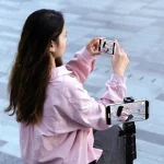 ⁦شاشة Kingma VL PH02 Max Magnetic Vlog Selfie Monitor لاستخدام الكاميرا الخلفية مع تقنية ماغسيف (Magsafe) مغناطيسية للآيفون والهواتف الذكية بنظام أندرويد (لون أسود)⁩ - الصورة ⁦7⁩