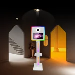 فوتوبوث TechnoWhale TW-156X بشاشة لمس LCD بحجم 15.6 بوصة مع شريط إضاءة RGB في الجهة الأمامية وعلى جانبي الجسم، بالإضافة إلى ضوء حلقي وكاميرا Canon 2000D يأتي مع حامل صغير للطابعة - Image 10